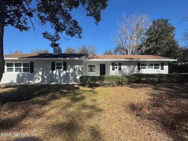 single story home with a front lawn