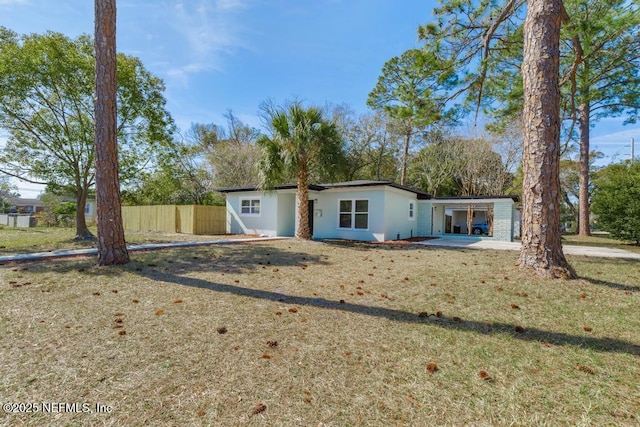 view of front facade featuring a patio area and a front lawn