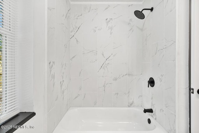 bathroom featuring tiled shower / bath combo