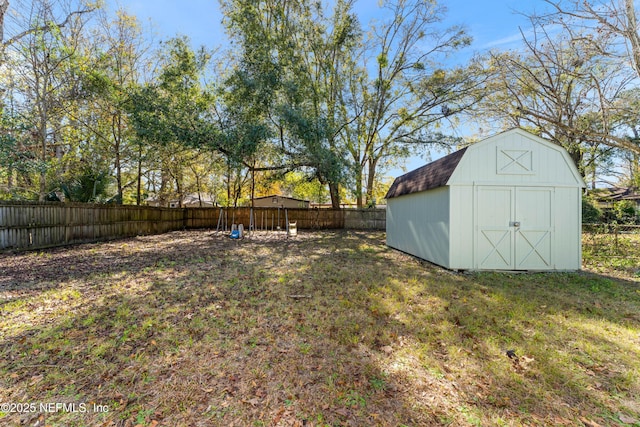 view of yard featuring a storage unit