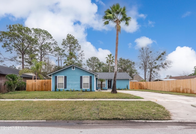 ranch-style home featuring a front lawn