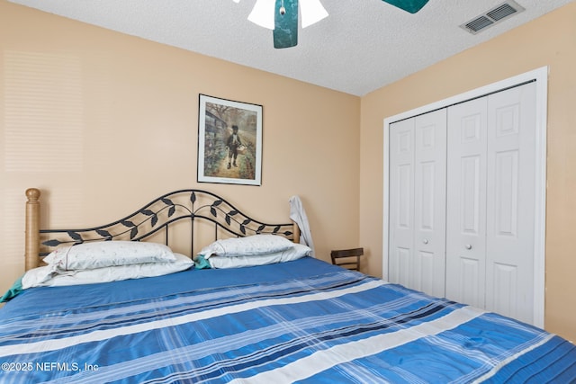 bedroom featuring a textured ceiling, ceiling fan, and a closet