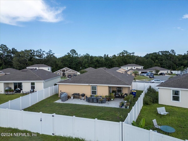 view of front of property featuring a patio and a front yard