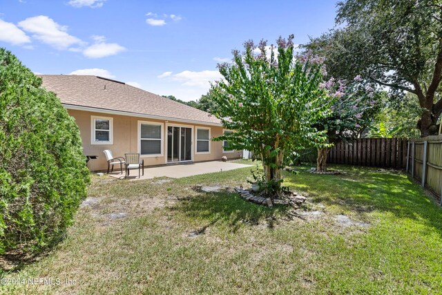 view of yard featuring a patio area