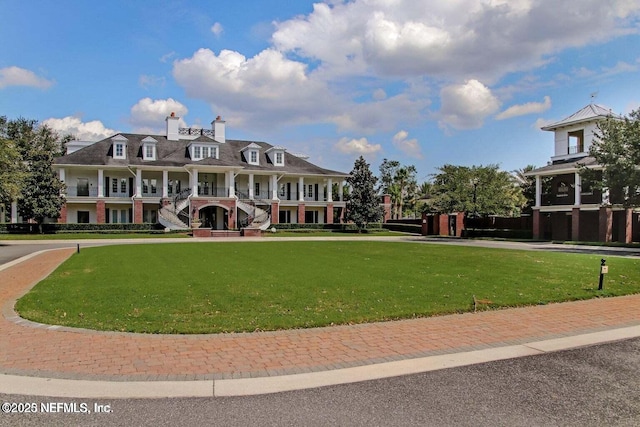 view of front of property featuring a front lawn