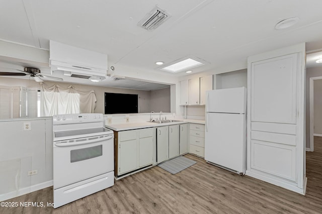 kitchen with sink, white appliances, ceiling fan, light hardwood / wood-style floors, and white cabinets