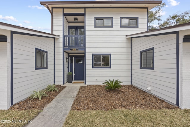 property entrance featuring a balcony