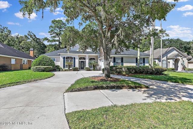 ranch-style home featuring a front lawn