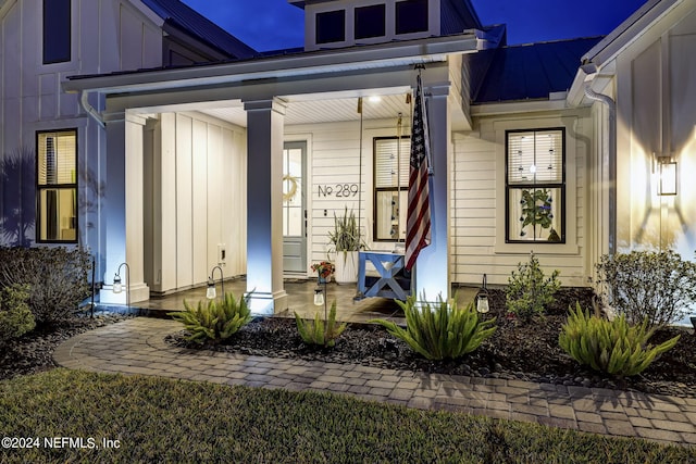 entrance to property featuring a porch