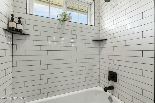 bathroom with tiled shower / bath