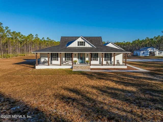 farmhouse-style home featuring a porch and a front lawn