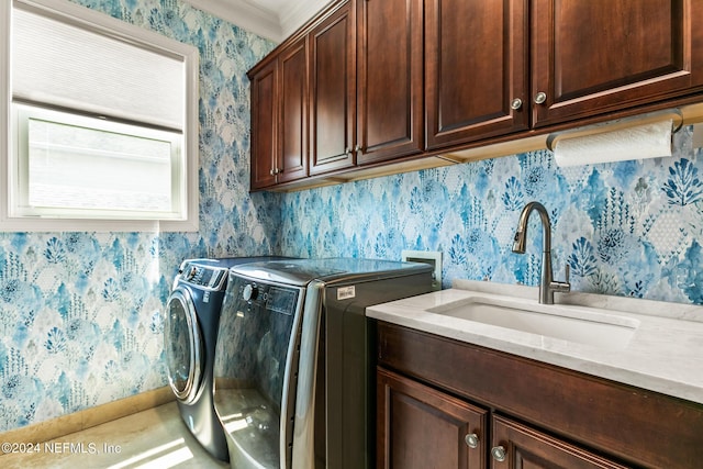 washroom featuring sink, cabinets, and independent washer and dryer