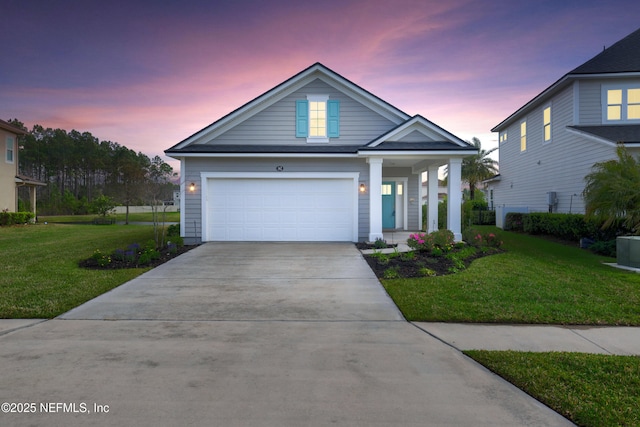 view of front facade featuring driveway and a front yard