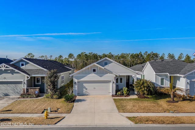 view of front facade featuring a garage and a front yard