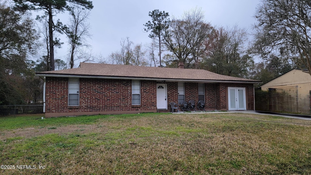 ranch-style home featuring a front lawn