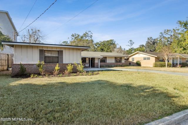 view of front facade with a front lawn