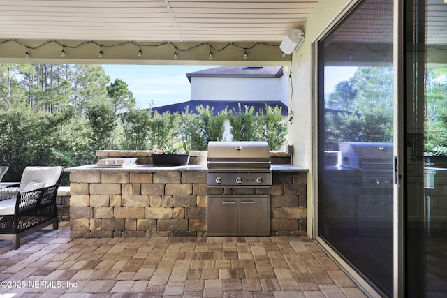 view of patio / terrace featuring an outdoor kitchen and grilling area