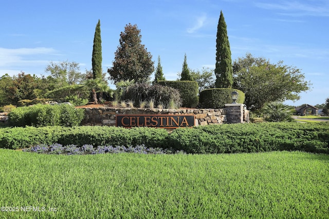 community / neighborhood sign featuring a yard