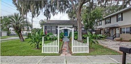 view of front facade with a front yard