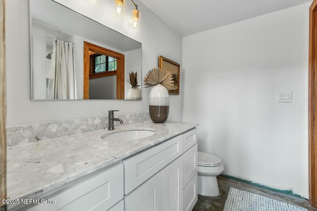 full bathroom with toilet, a shower with curtain, and vanity