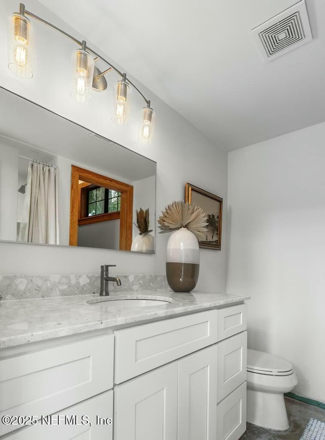 full bath with toilet, a shower with curtain, visible vents, and vanity