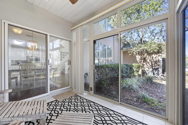 sunroom with ceiling fan