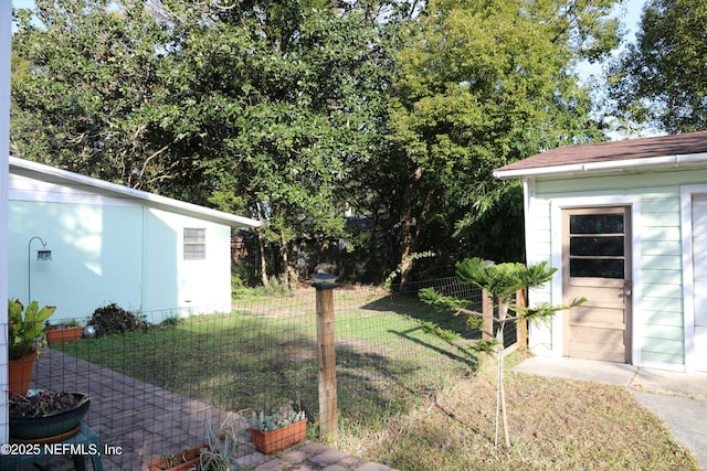 view of yard featuring a shed