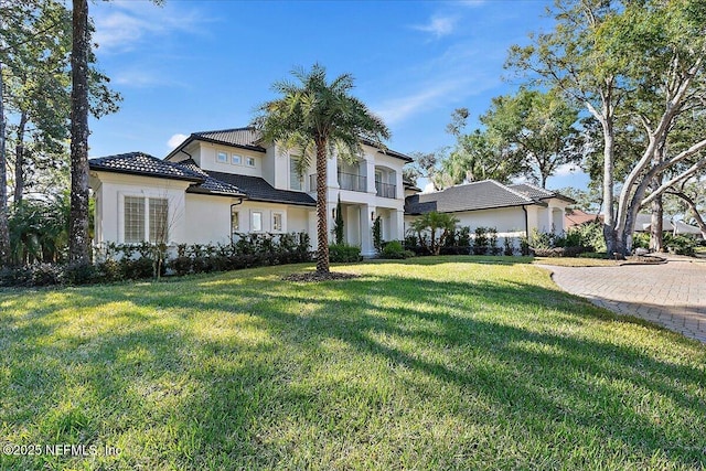 view of front facade with a front lawn