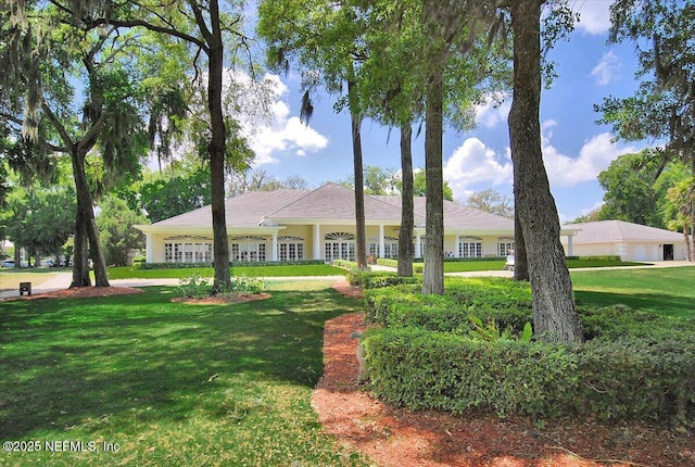 ranch-style house featuring a front lawn