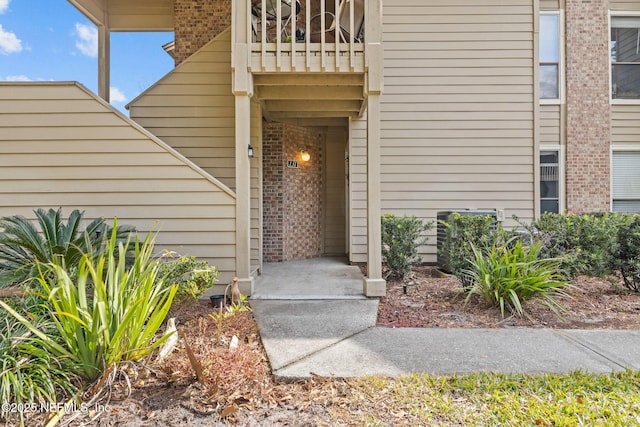 entrance to property featuring a balcony