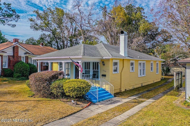 view of front of home featuring a front lawn