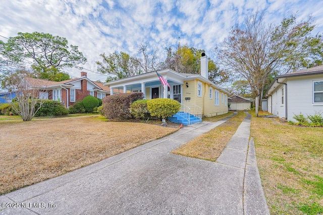 bungalow featuring a front yard