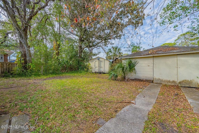 view of yard featuring a storage unit