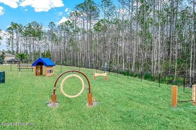 view of property's community featuring a lawn