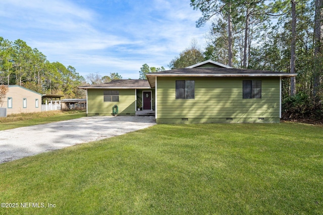 view of front of property featuring a carport and a front yard