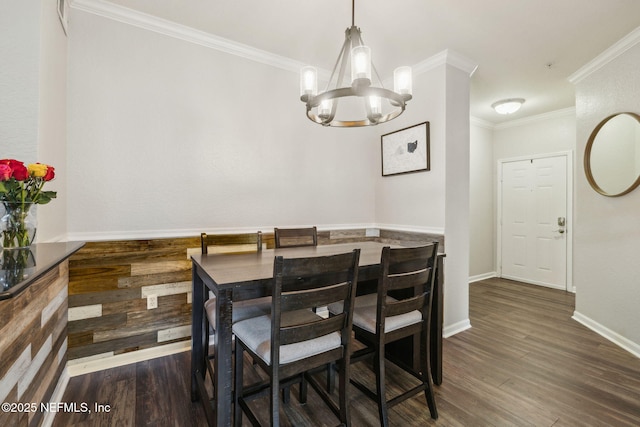 dining space with crown molding, dark hardwood / wood-style floors, and a chandelier