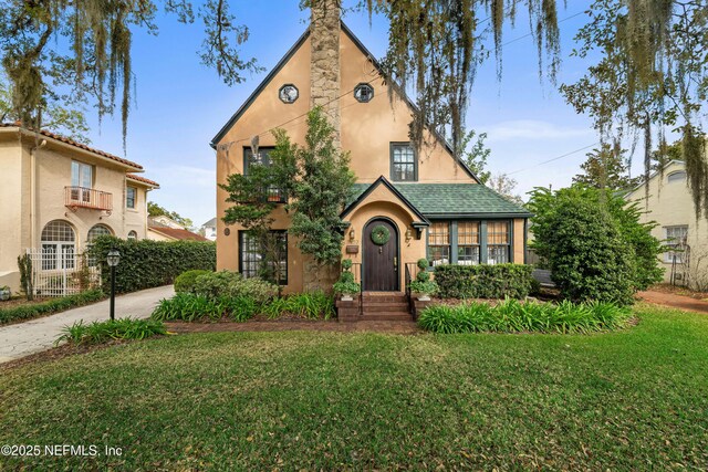 view of front of property featuring a front yard