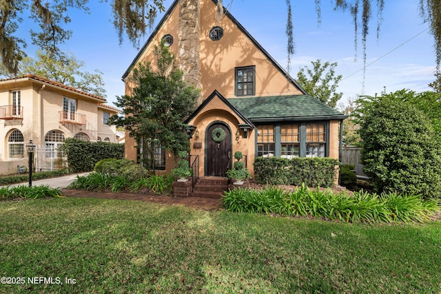 view of front facade featuring a front yard