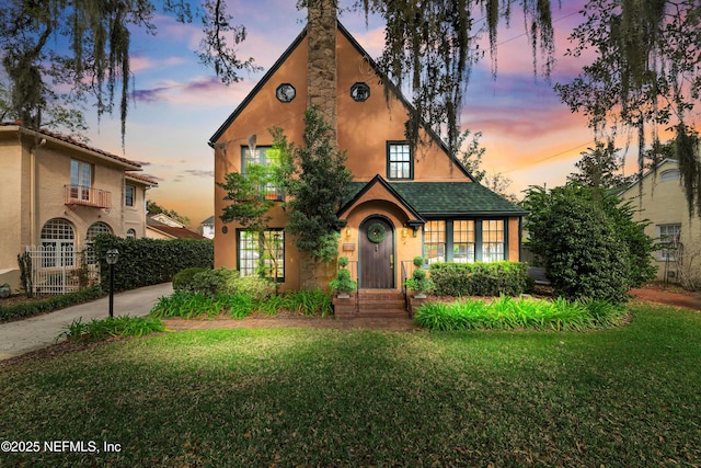 view of front facade featuring a lawn