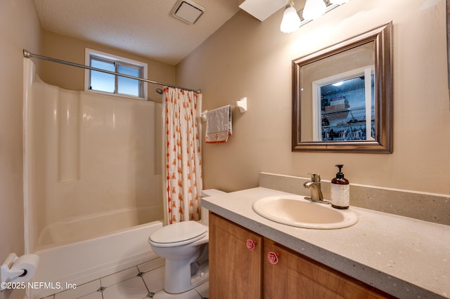 full bathroom featuring vanity, shower / bathtub combination with curtain, a textured ceiling, and toilet