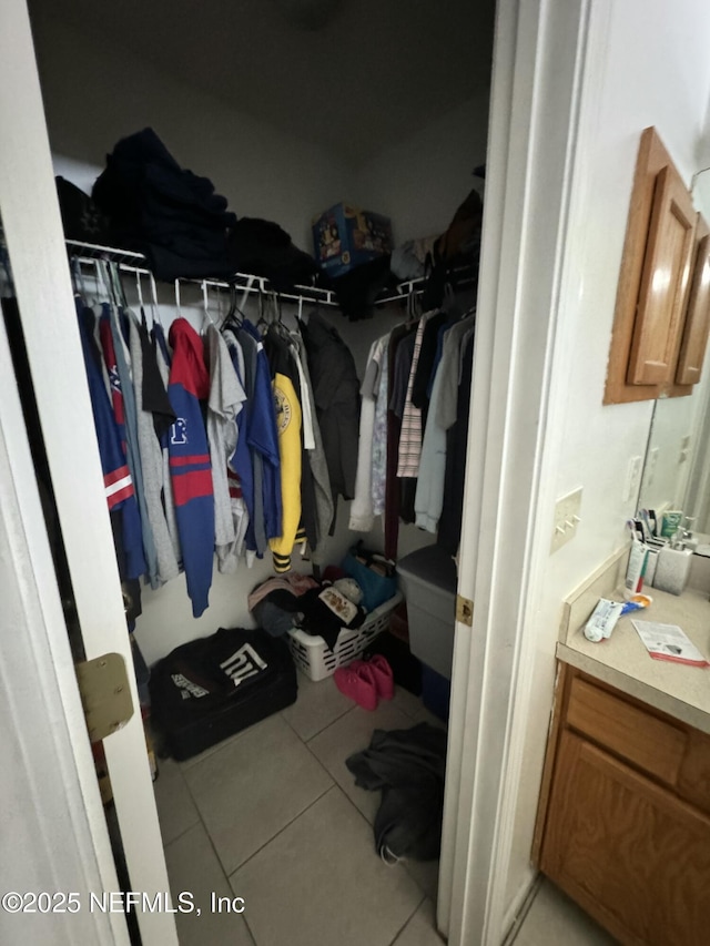 spacious closet featuring light tile patterned floors