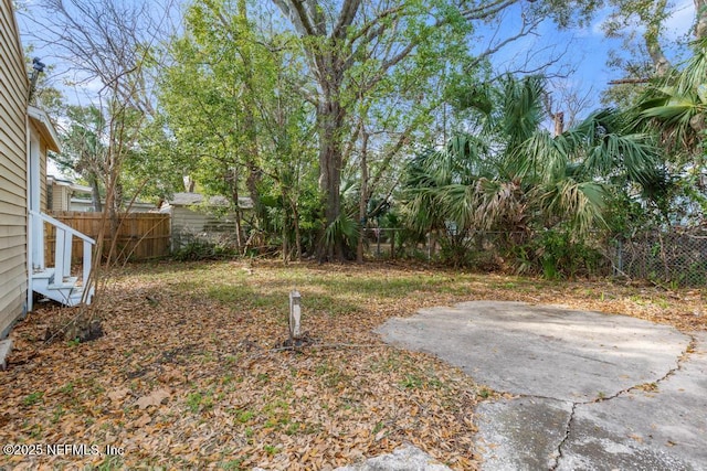 view of yard featuring a patio