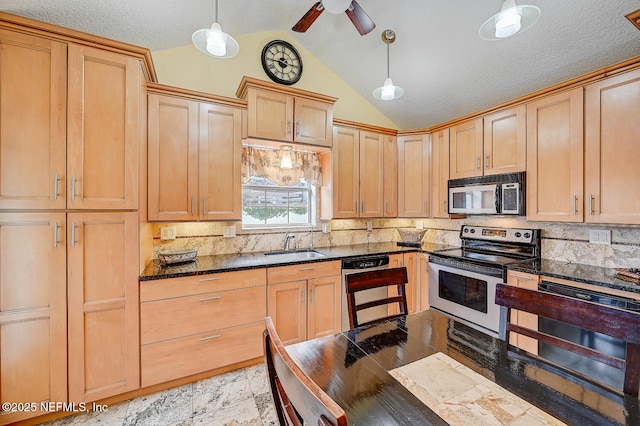 kitchen with stainless steel appliances, tasteful backsplash, sink, and pendant lighting