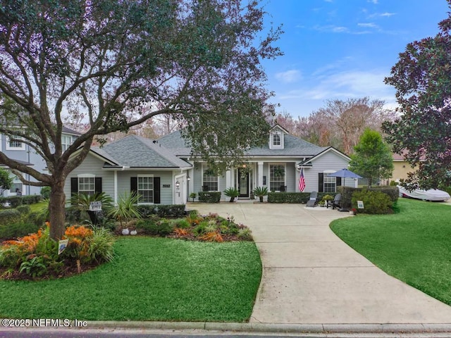 view of front facade with a front yard