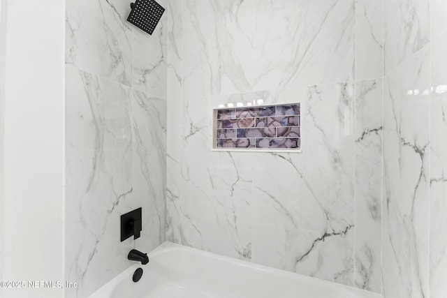 bathroom with tiled shower / bath