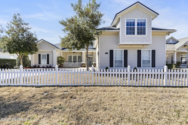 view of front of property featuring a front lawn