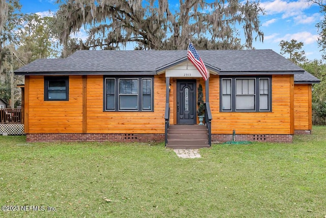 view of front of home featuring a front lawn