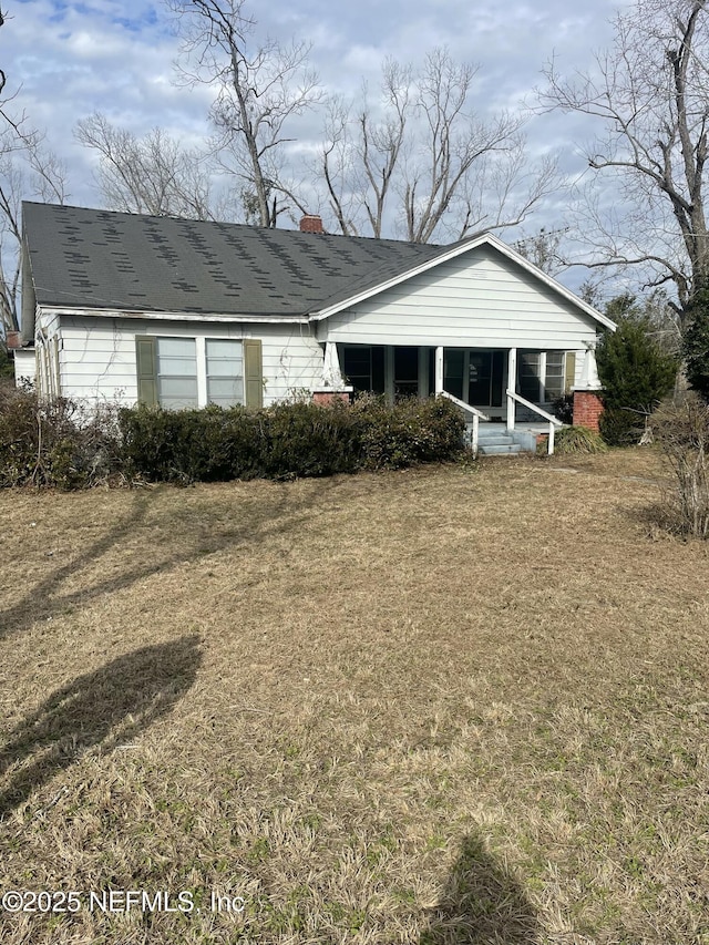 view of front facade with a front lawn