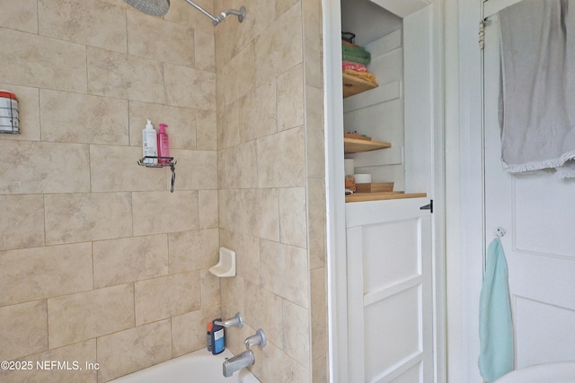 bathroom featuring tiled shower / bath