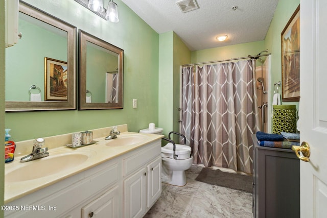 bathroom featuring vanity, toilet, a shower with shower curtain, and a textured ceiling